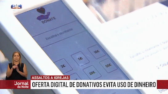 Terminal EuroDonate instalado numa igreja, a ser utilizado por um visitante